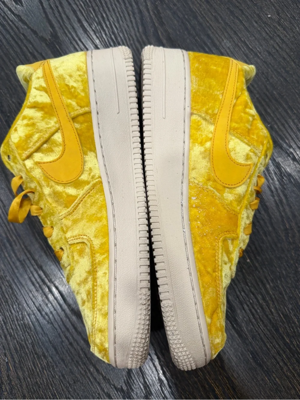 Nike Air Force 1 Low Velvet Yellow Men's Sneakers Lace Up Rubber Outsole size 7Y